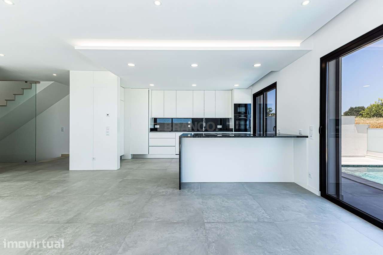 Moradia T3+1 com Piscina e Garagem - Mexilhoeira Grande - Grande imagem: 5/35