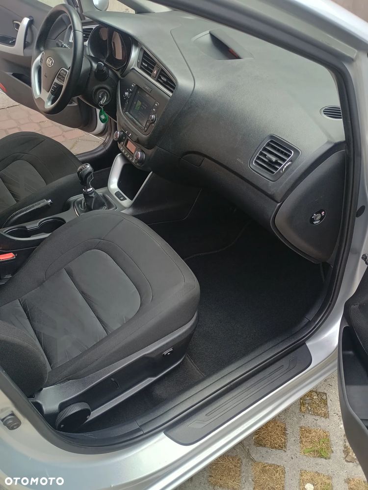 Kia Ceed 1.6 CRDi 136 ISG Dream Team Edition - 10