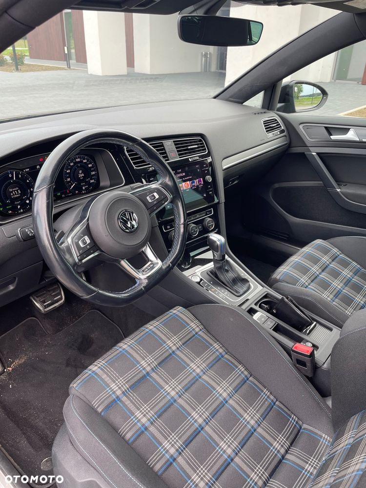 Volkswagen Golf - 8