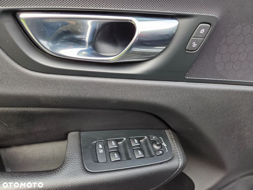 Volvo XC 60 D4 Momentum Pro - 34