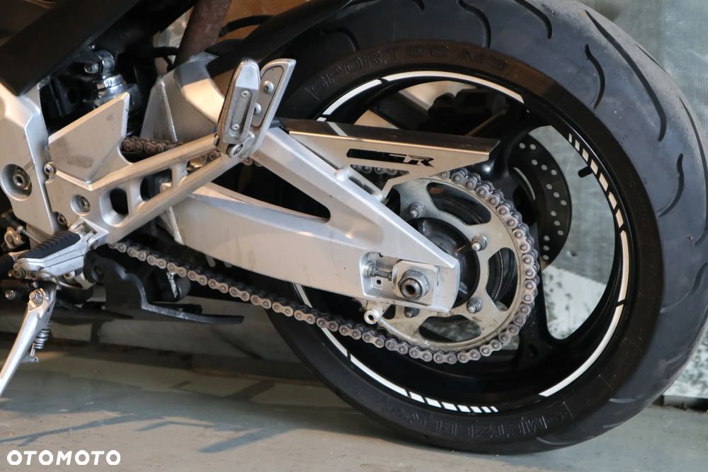 Suzuki GSR - 8