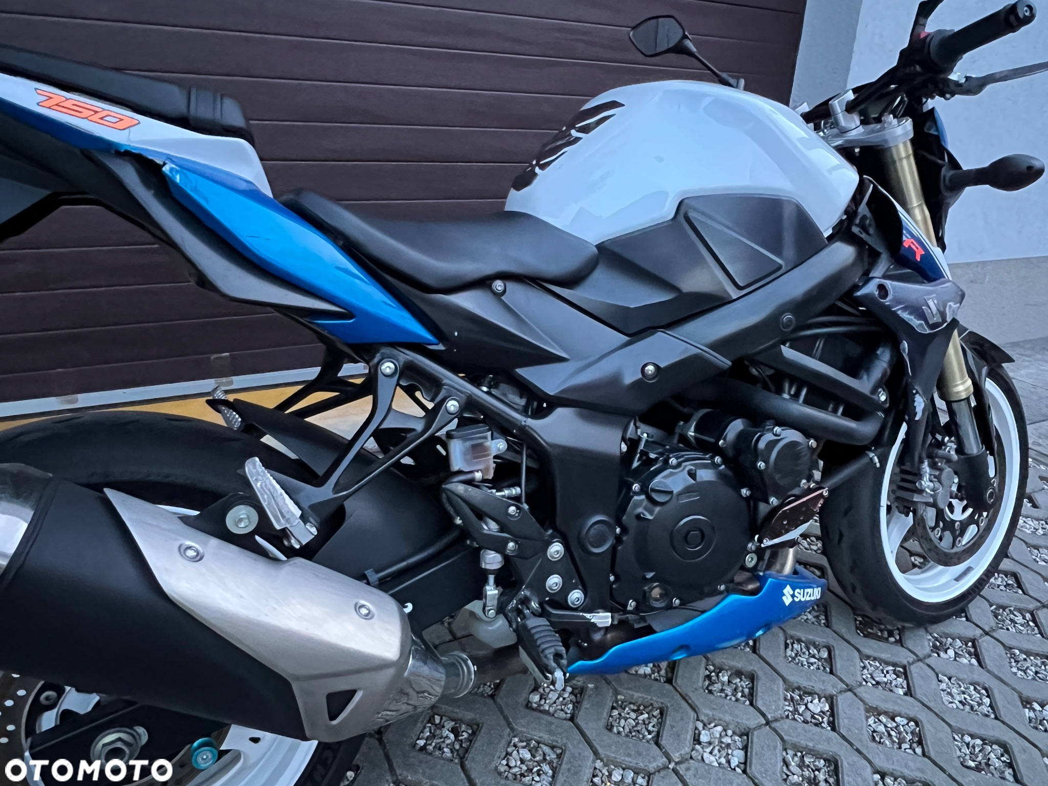 Suzuki GSR - 8