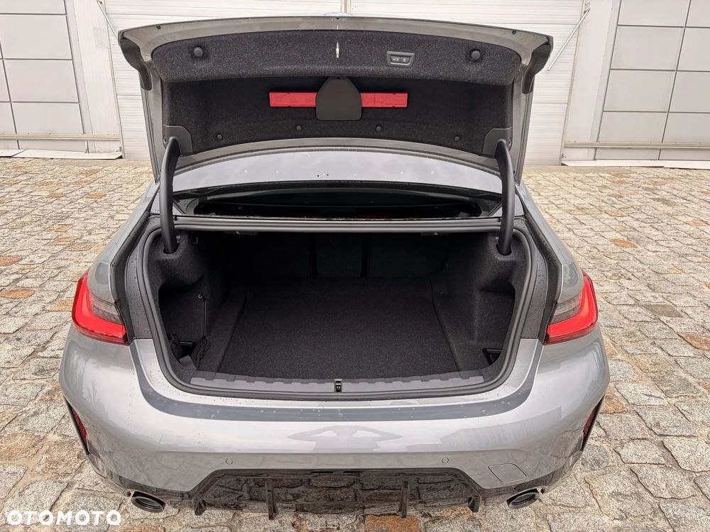 BMW Seria 3 330i M Sport - 9