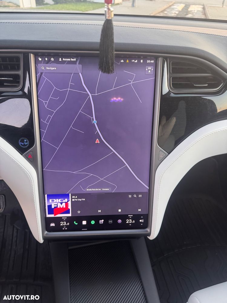 Tesla Model X - 37