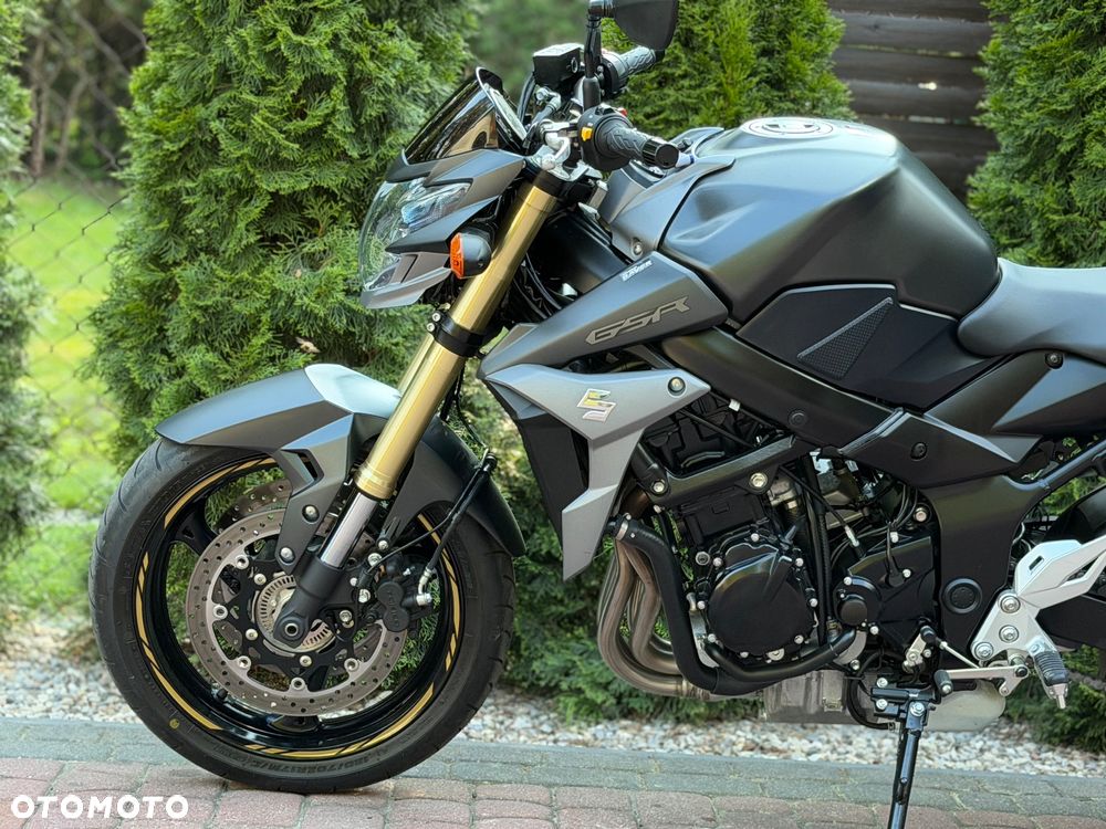 Suzuki GSR - 19