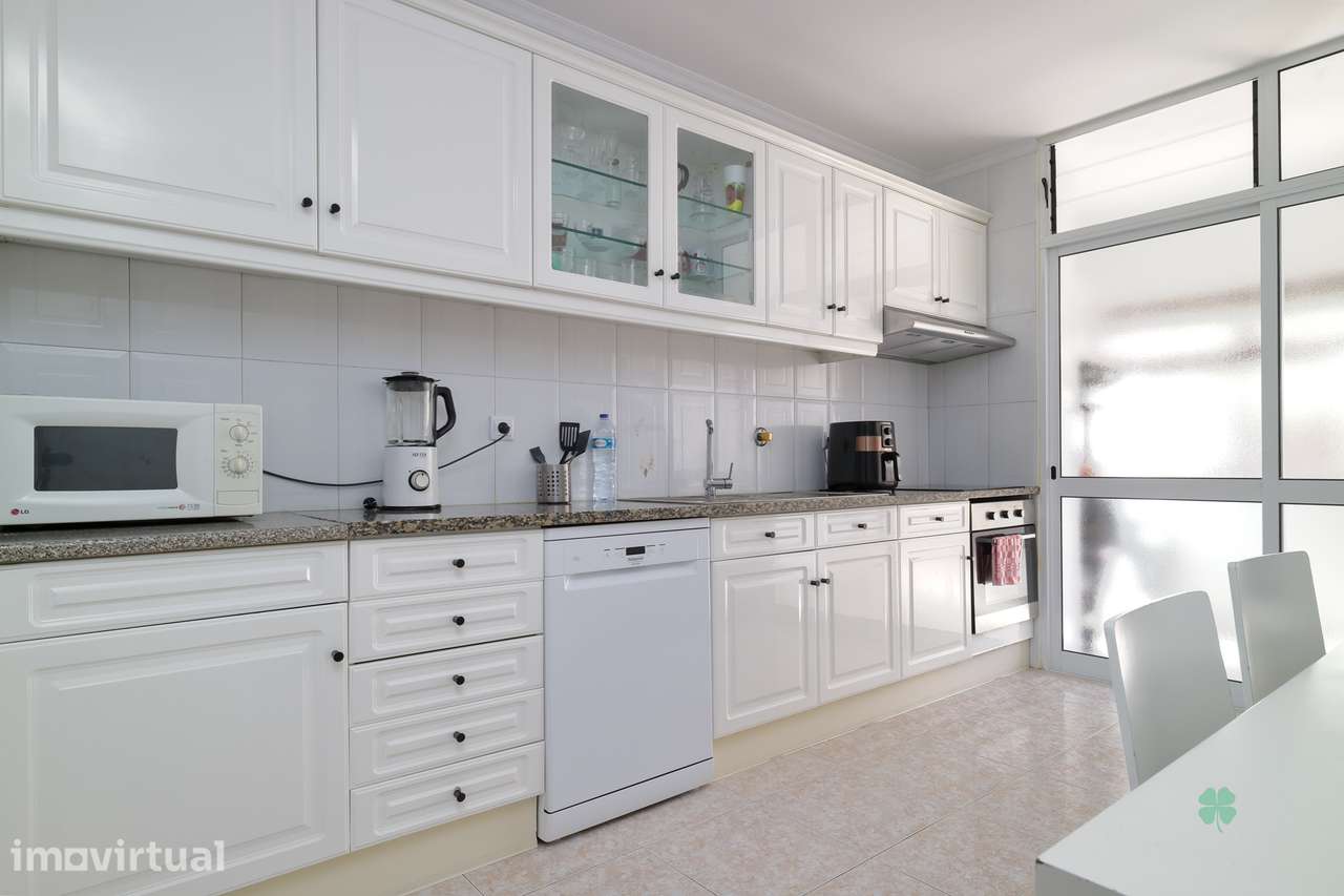 Apartamento T2 para Venda com boas áreas, terraço e garagem fechada! - Grande imagem: 3/14