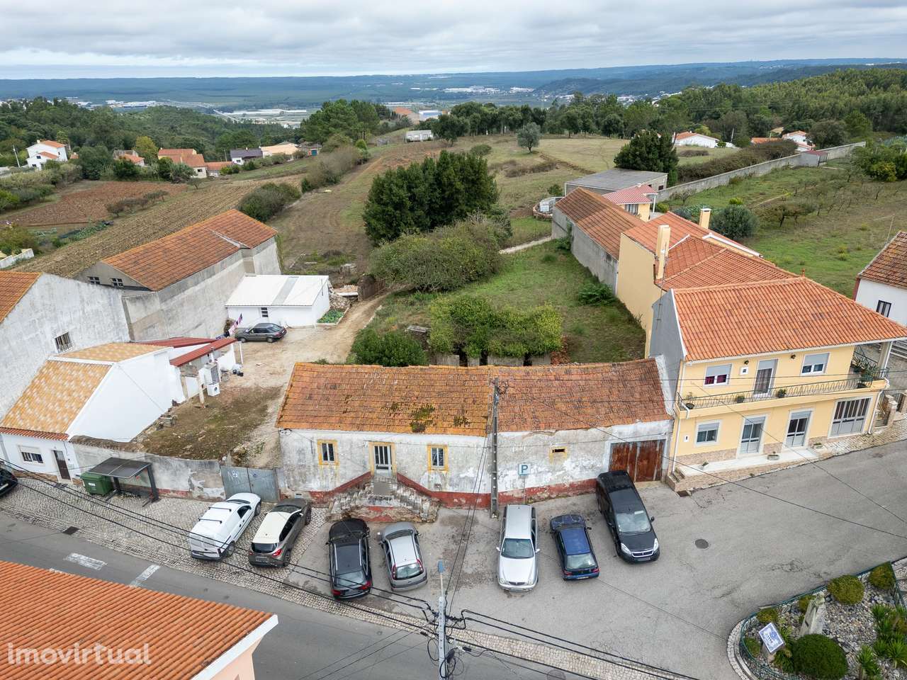 Moradia T3 para recuperação com terreno em Vestiaria - Alcobaça - Grande imagem: 2/11