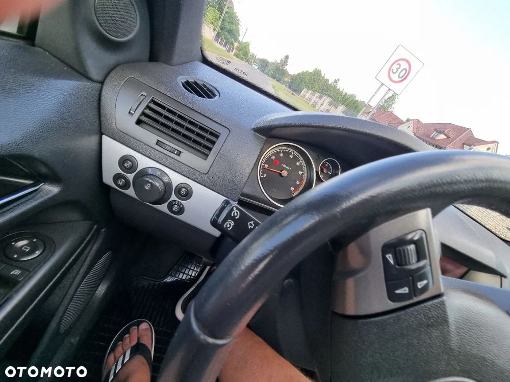 Opel Astra III GTC 1.6 Sport - 28