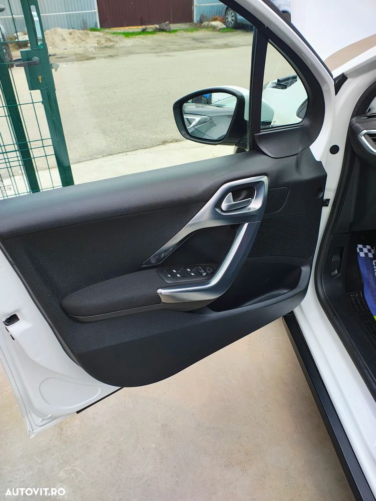 Peugeot 2008 PureTech 130 GPF Stop&Start Allure - 23