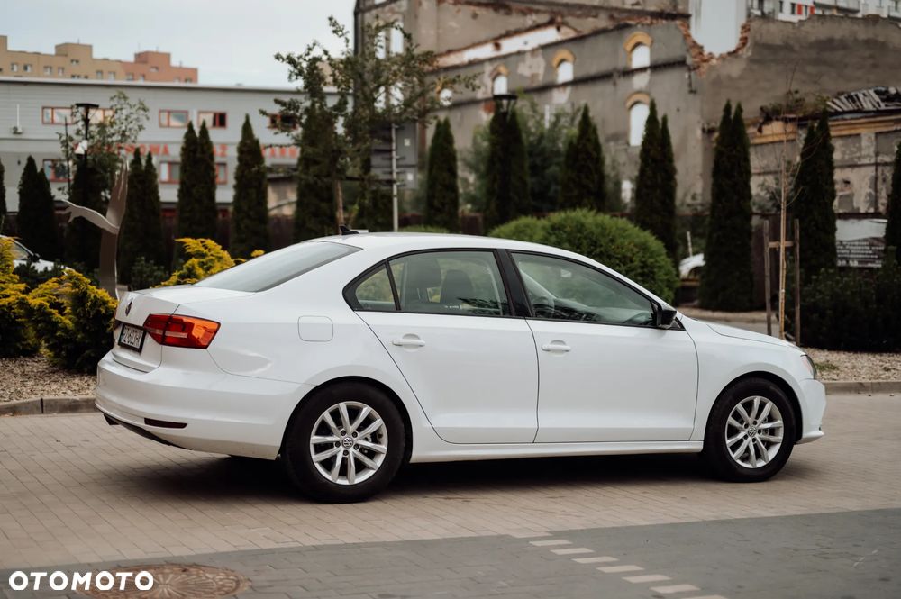 Volkswagen Jetta - 4