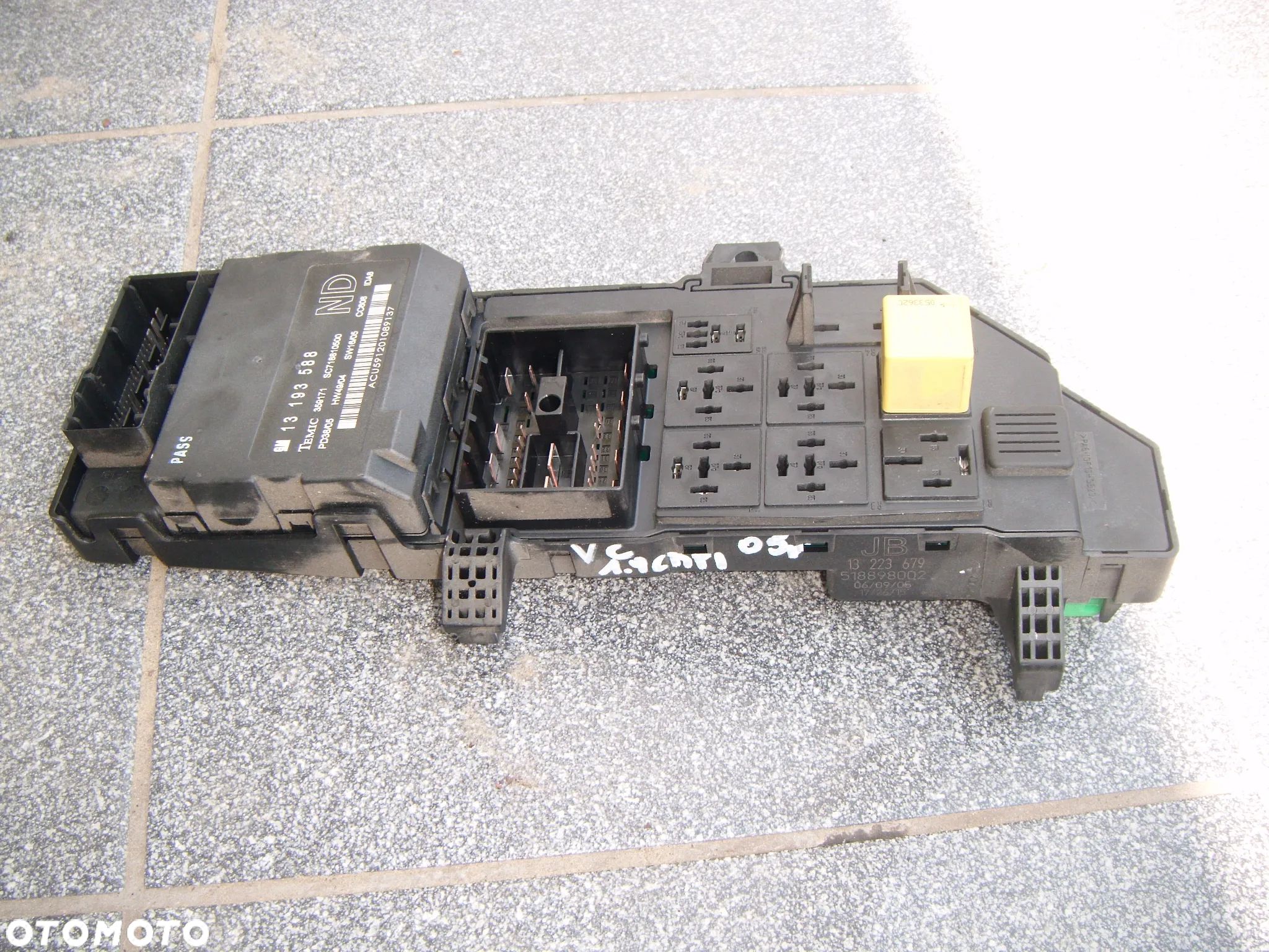opel vectra c 05r 1.9 cdti skrzynka bezpieczników  13223679 - 1