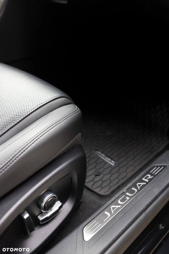 Jaguar XE 2.0 P250 SE - 19