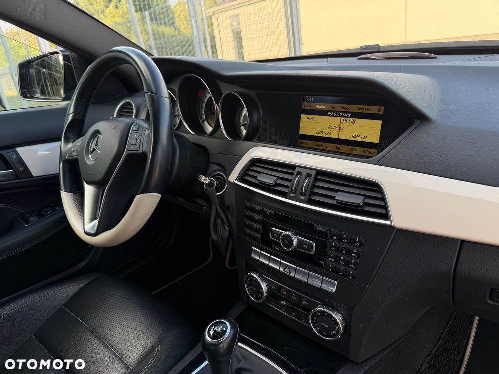 Mercedes-Benz Klasa C 180 CGI BlueEff - 37
