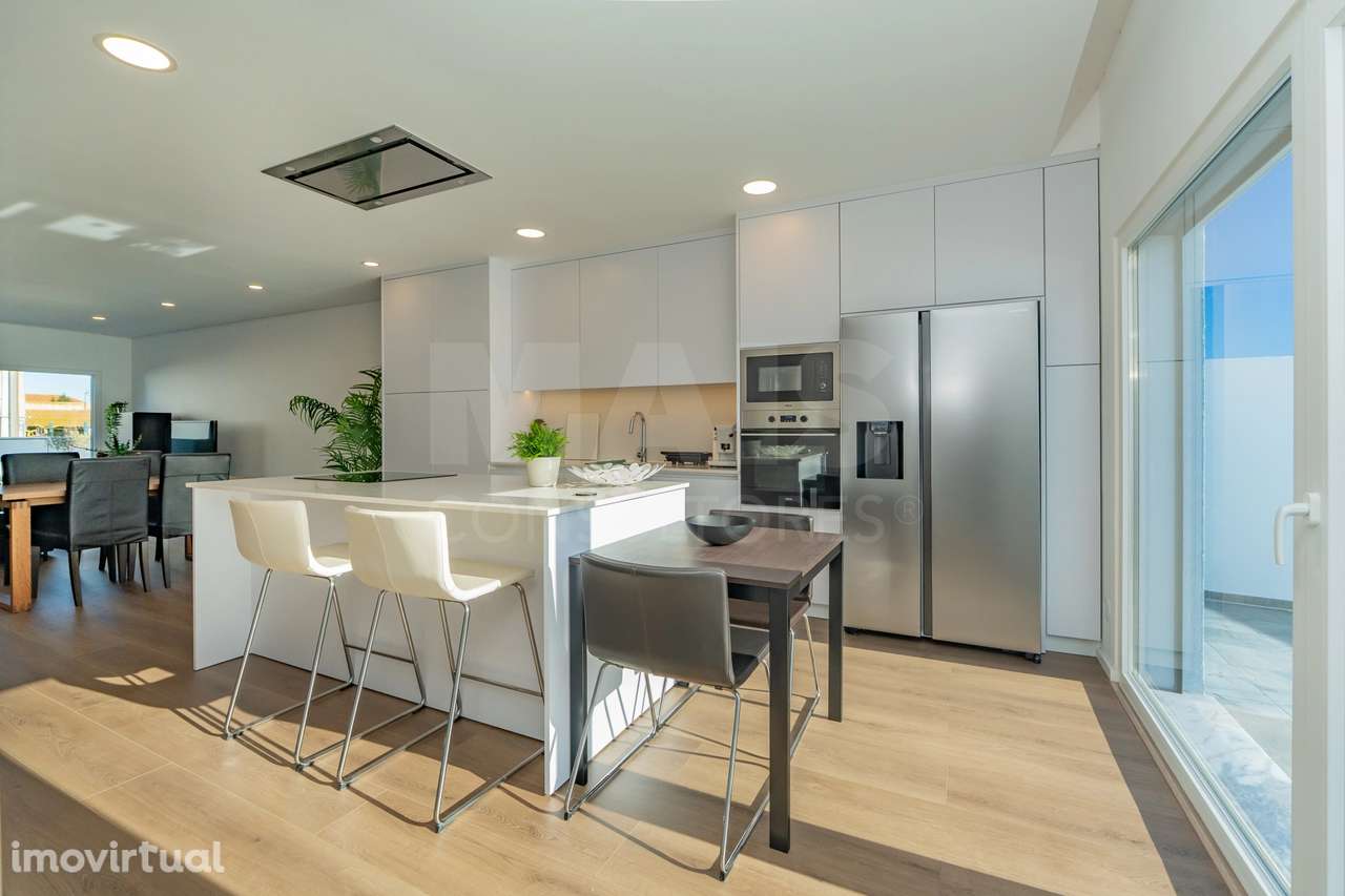 Moradia T3 contemporânea com piscina privada no Porto Alto - Grande imagem: 2/29