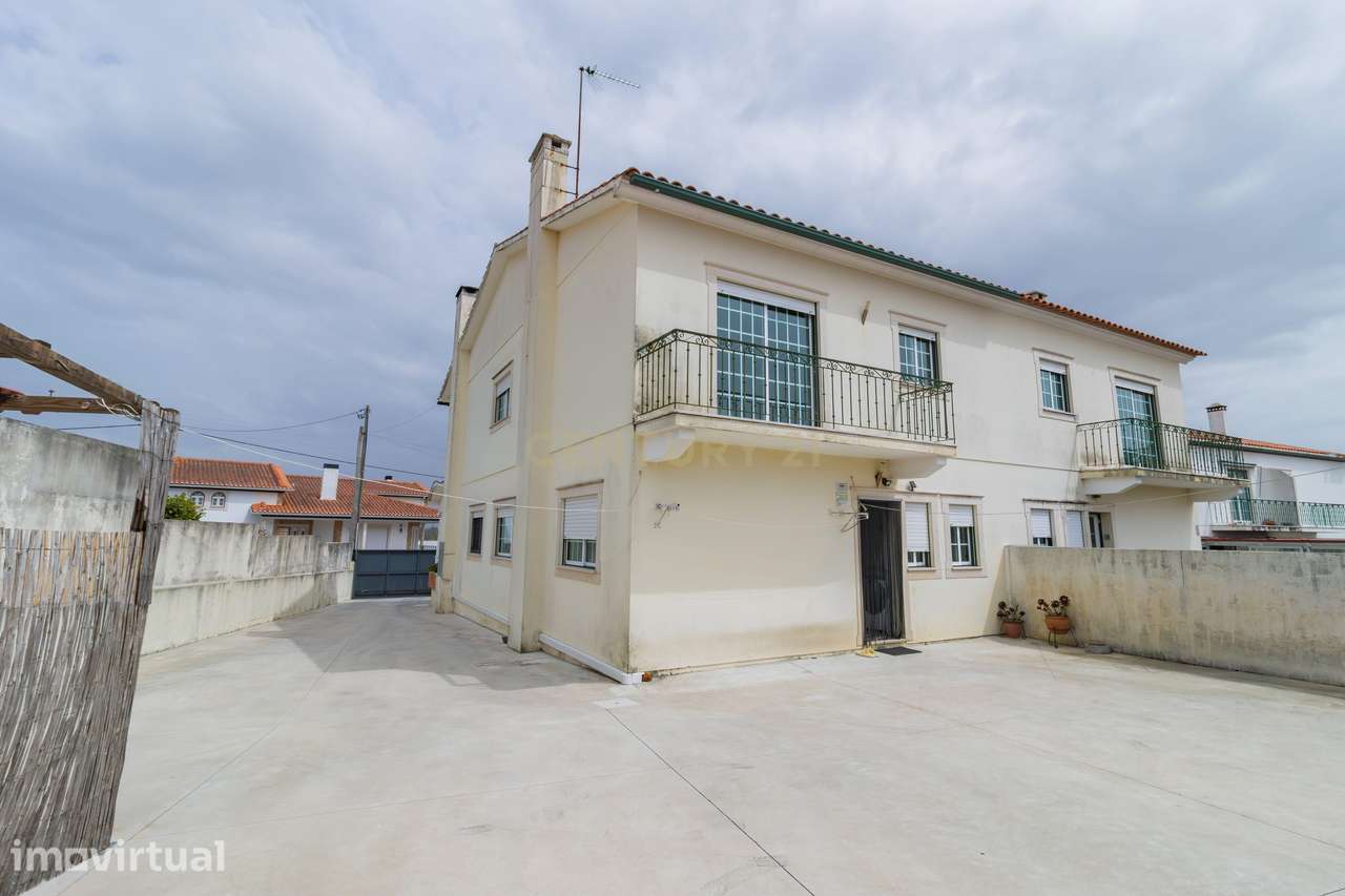 Moradia Geminada T3+1: O Refúgio Perfeito entre a Cidade e o Mar! - Grande imagem: 2/41
