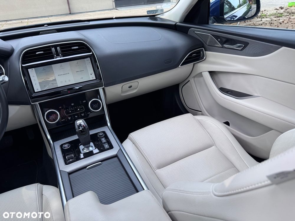 Jaguar XE 2.0 P250 SE - 32
