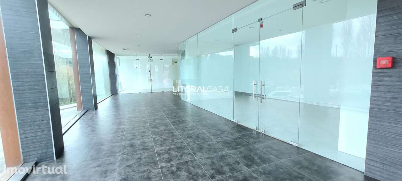 Loja de 2 Pisos e 100 Estacionamentos - 4.204 m2 - Grande imagem: 2/26