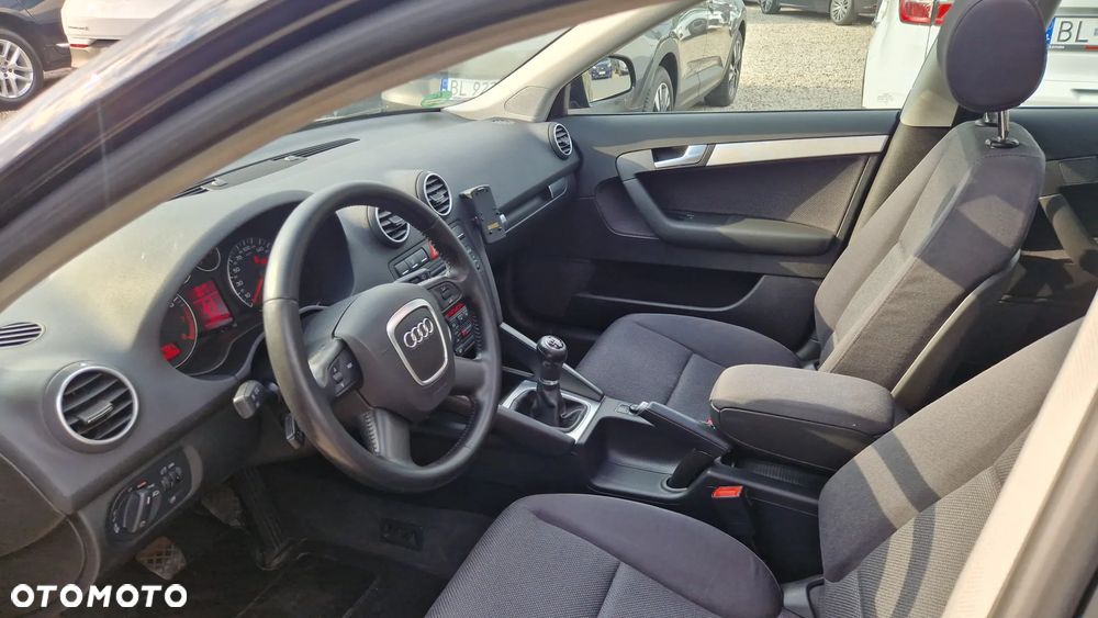 Audi A3 Sportback 1.6 FSI Attraction - 9