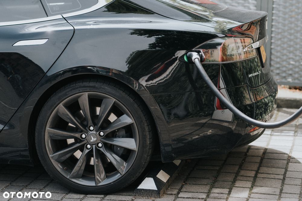 Tesla Model S - 11