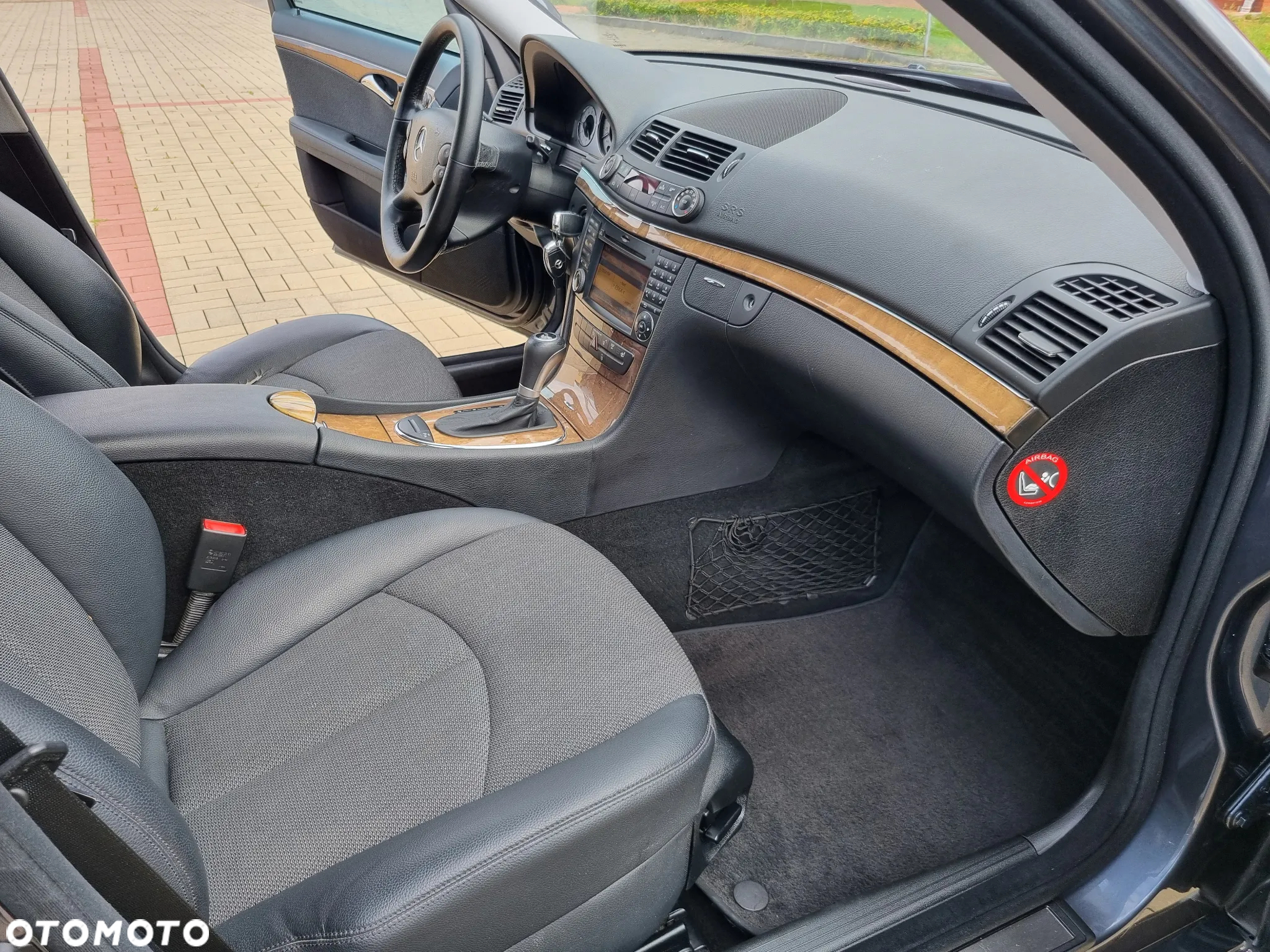 Mercedes-Benz Klasa E 200 T BlueEFFICIENCY 7G-TRONIC Avantgarde - 17