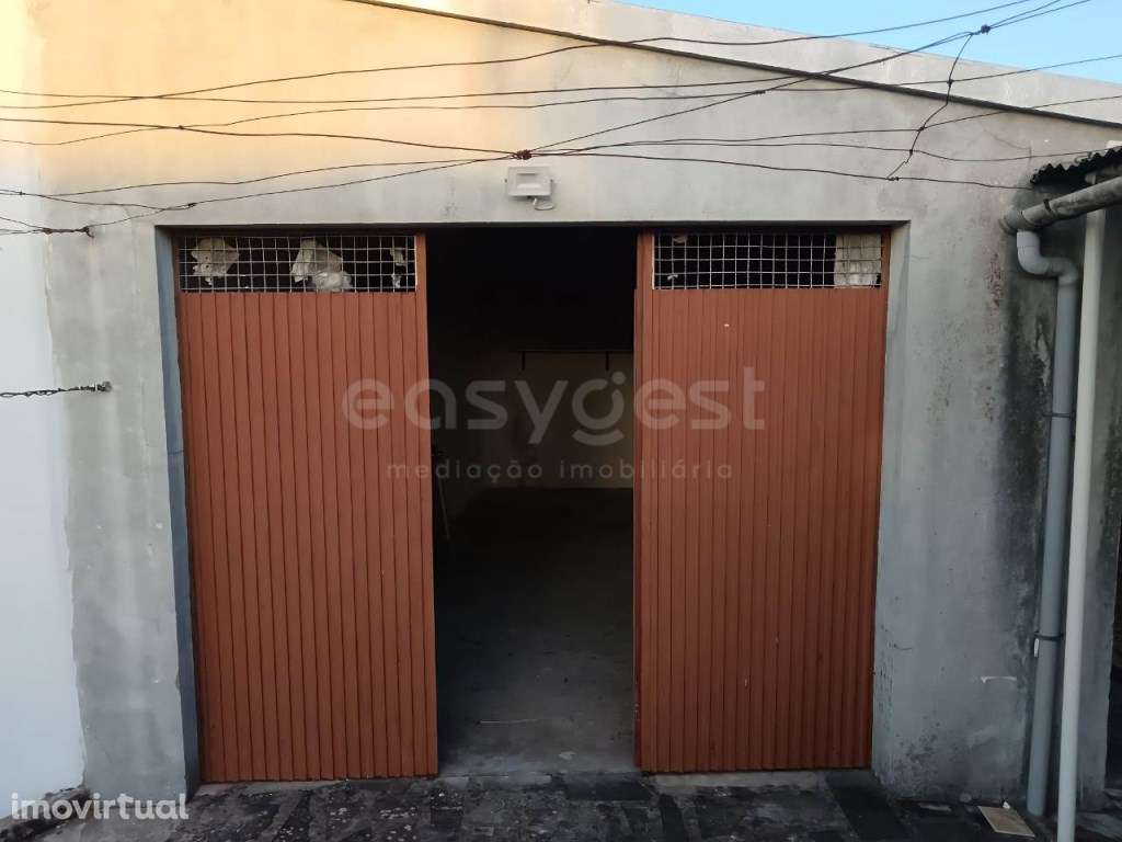 Armazém transformado em moradia em Fanhais, Nazaré - Grande imagem: 4/11