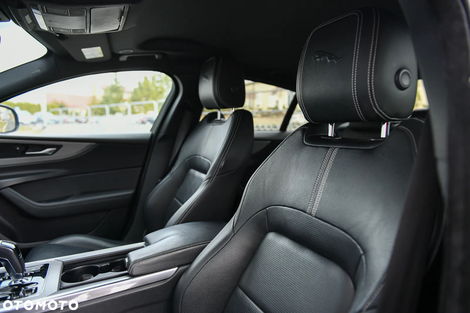 Jaguar XE 2.0 D180 R-Dynamic S - 16