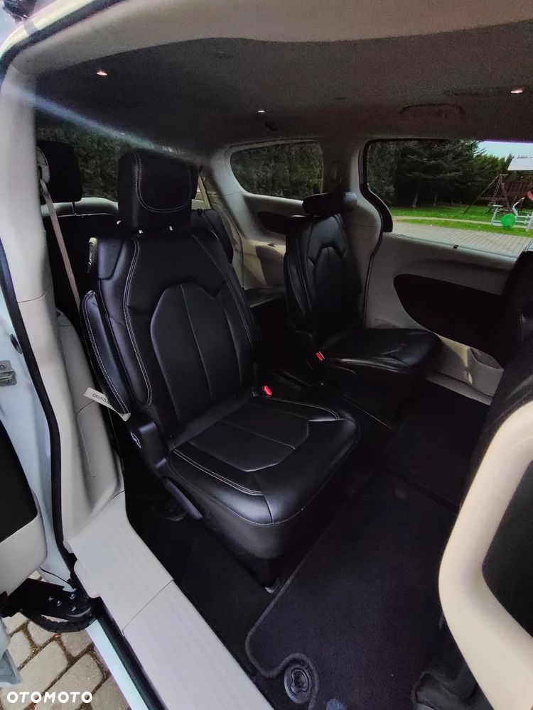 Chrysler Pacifica - 12