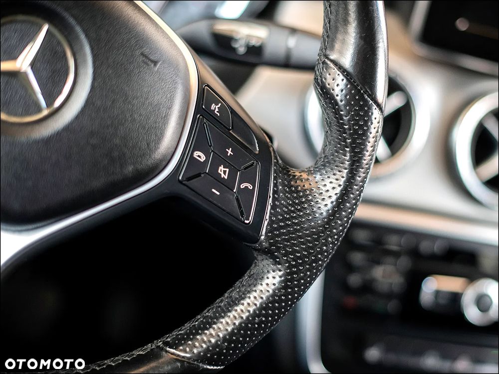 Mercedes-Benz CLA 180 7G-DCT Urban - 22