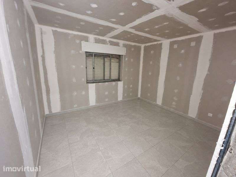 Moradia transformada em T6 - Grande imagem: 3/12