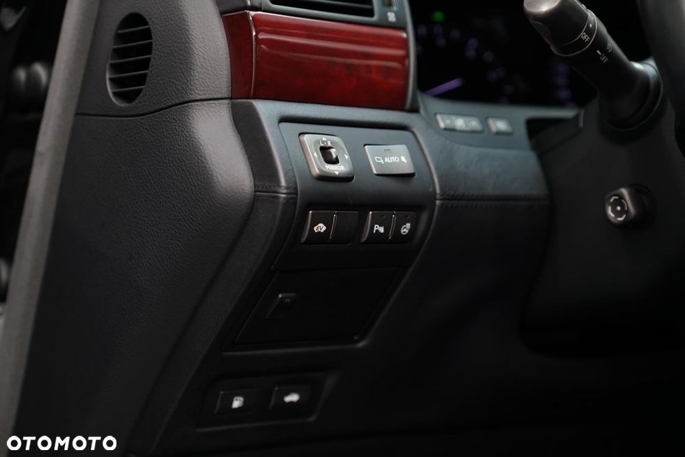 Lexus LS - 23
