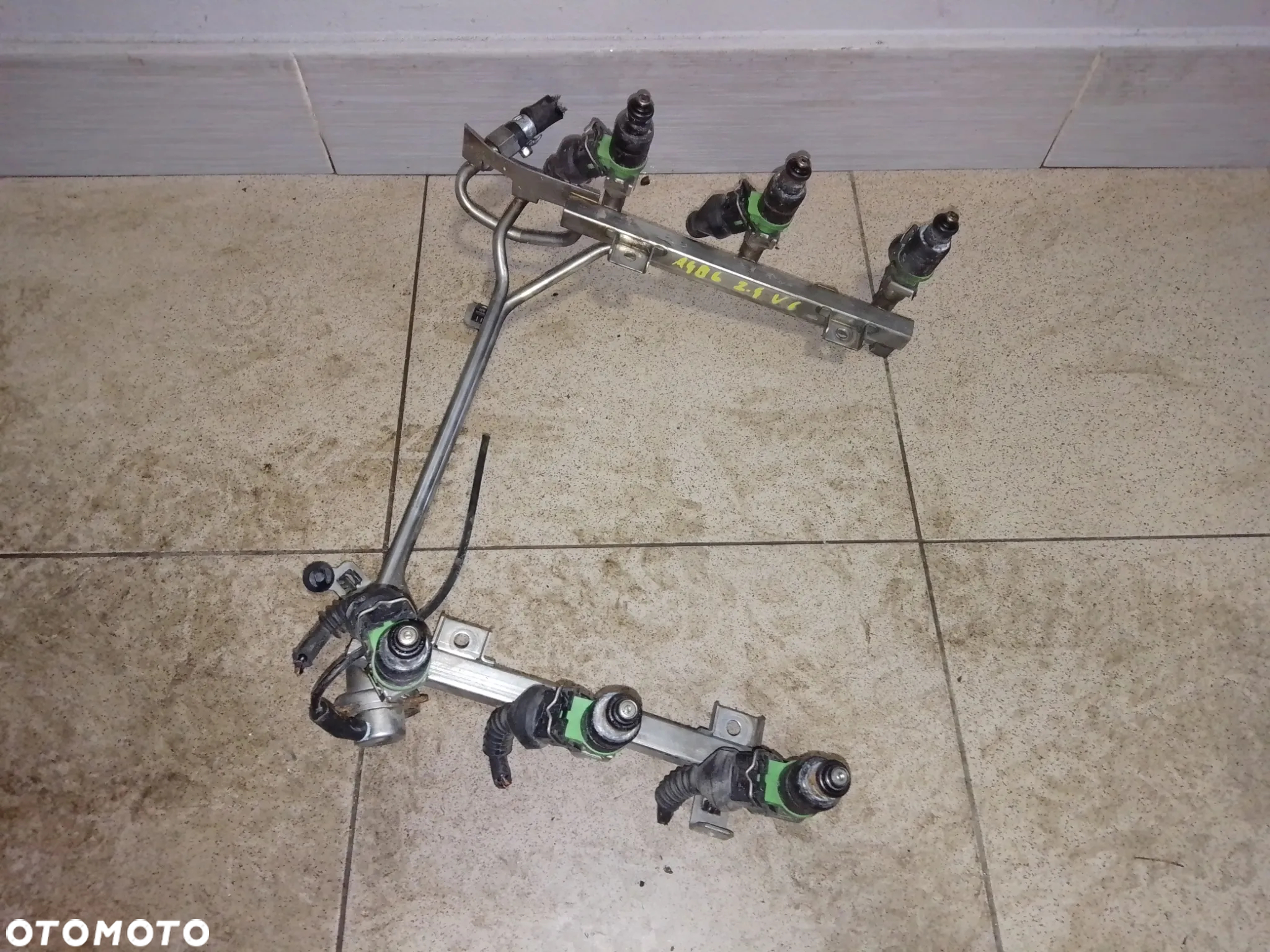 Listwa wtryskowa wtryskiwacze AUDI A4 B6 2.4 v6 078133551BB - 2