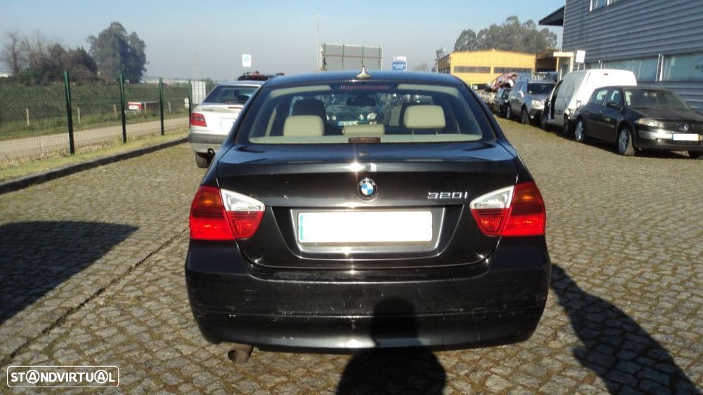 BMW 320i 4P 2006 - Para Peças - 9