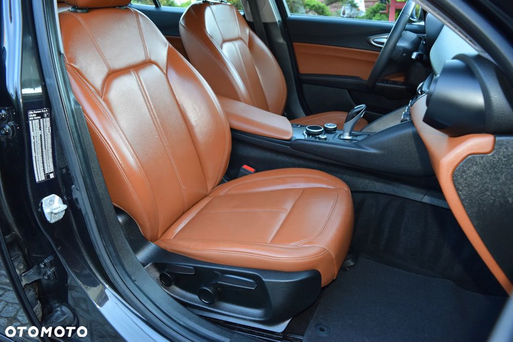 Alfa Romeo Giulia 2.2 AT8 Executive - 12