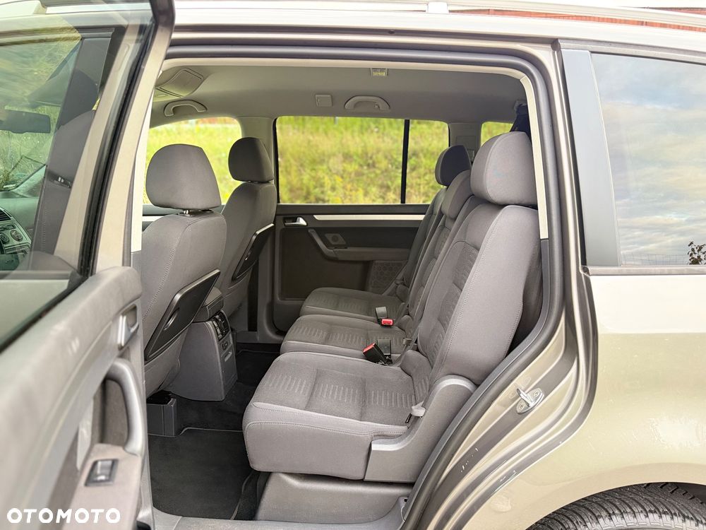 Volkswagen Touran - 8