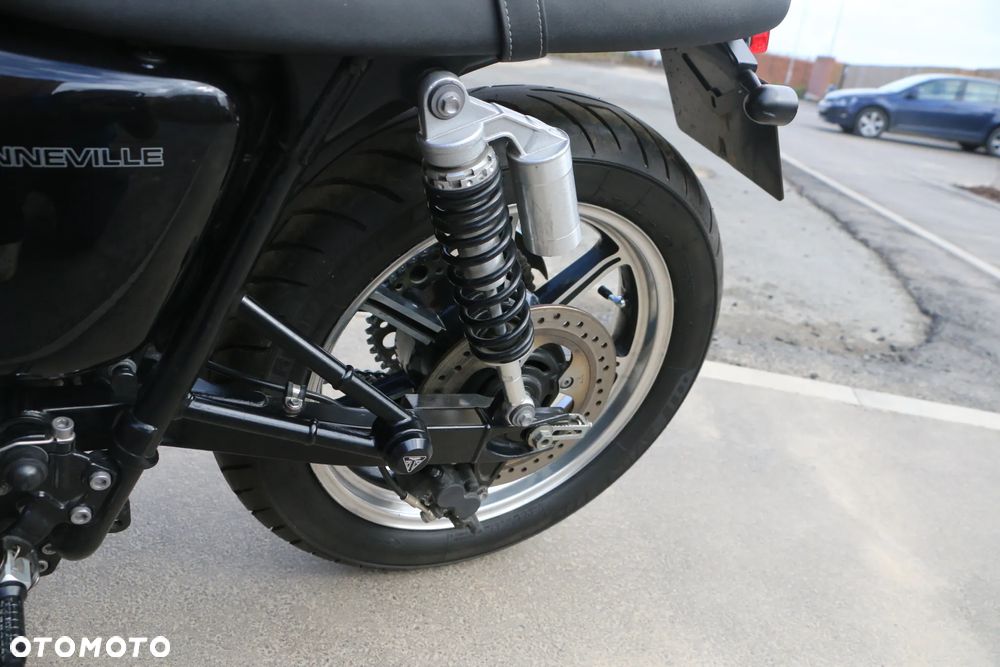 Triumph Bonneville - 16