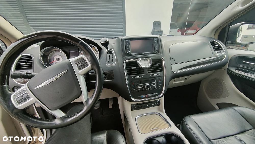 Chrysler Town & Country 3.6 Limited - 10