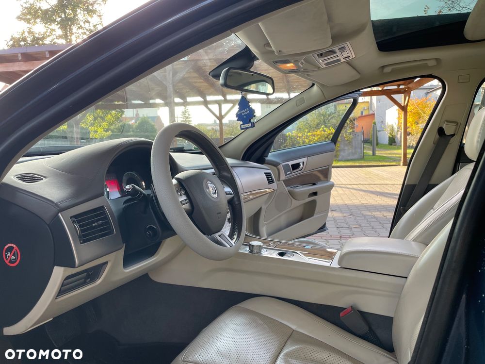 Jaguar XF 2.7 V6 D Premium Luxury - 17