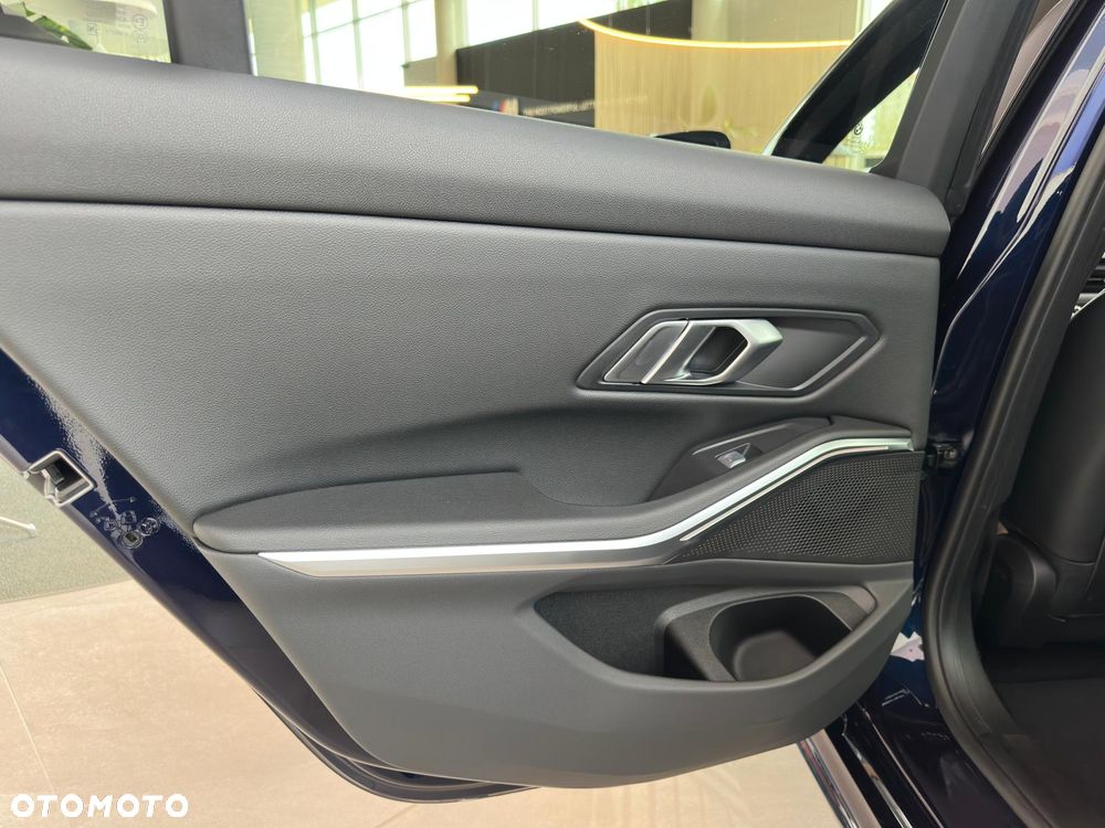 BMW Seria 3 320i - 13