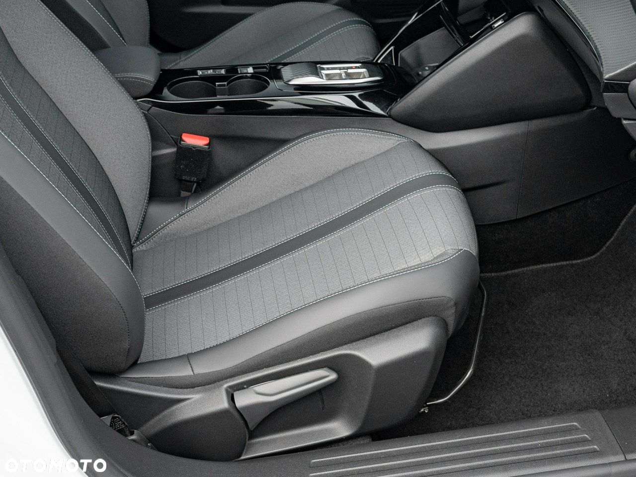 Peugeot 2008 1.2 PureTech Allure Pack S&S EAT8 - 32