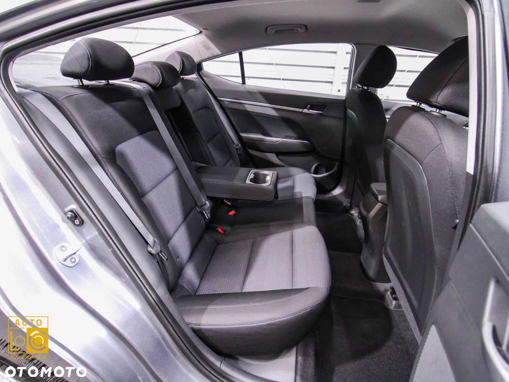 Hyundai Elantra 1.6 Comfort - 11