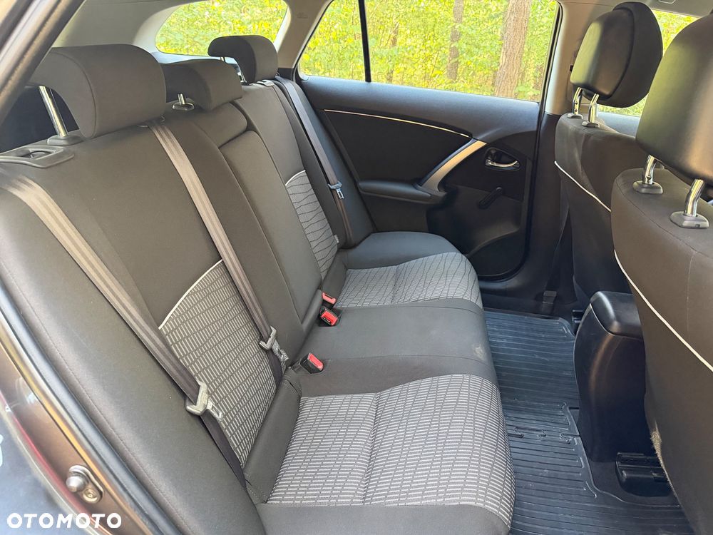 Toyota Avensis 1.6 Active - 9