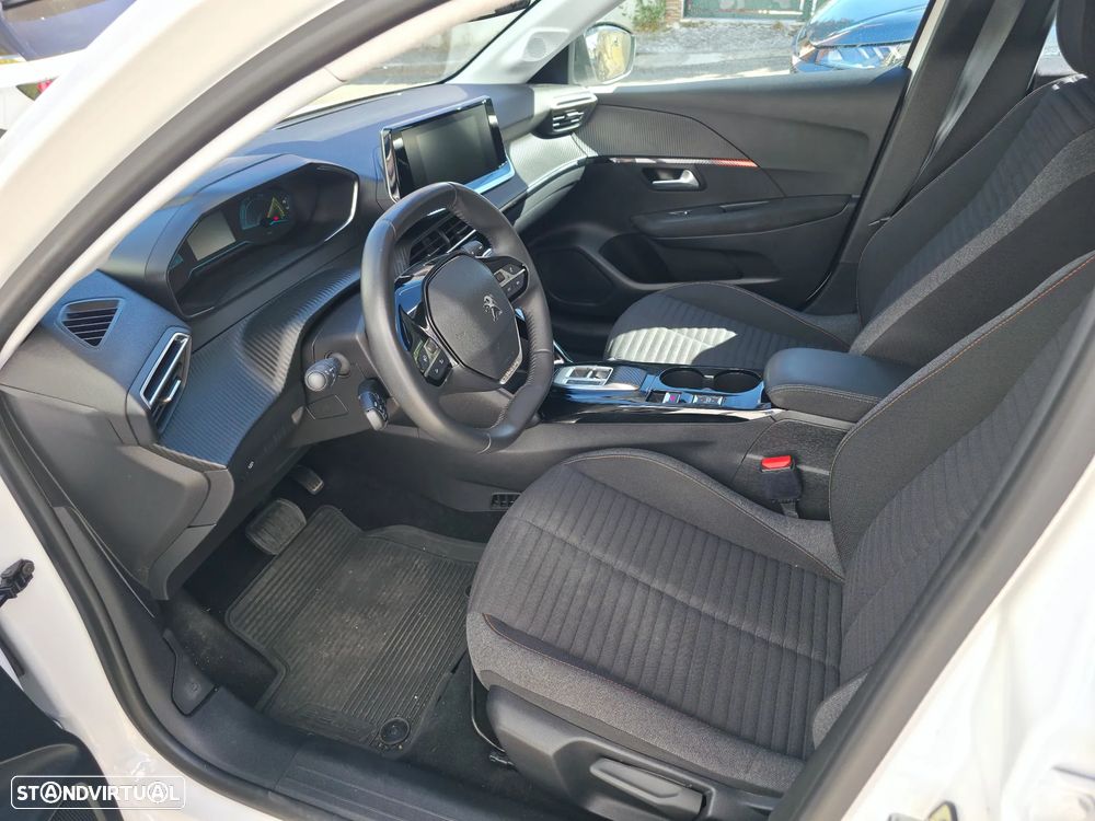 Peugeot 208 - 8