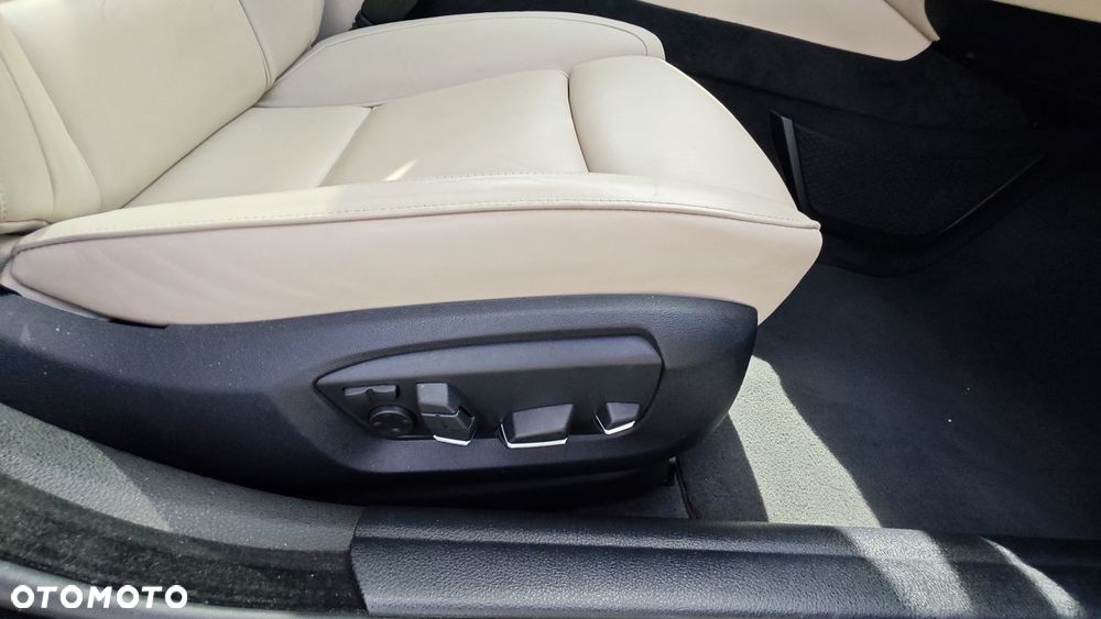 BMW Seria 5 550i xDrive - 31