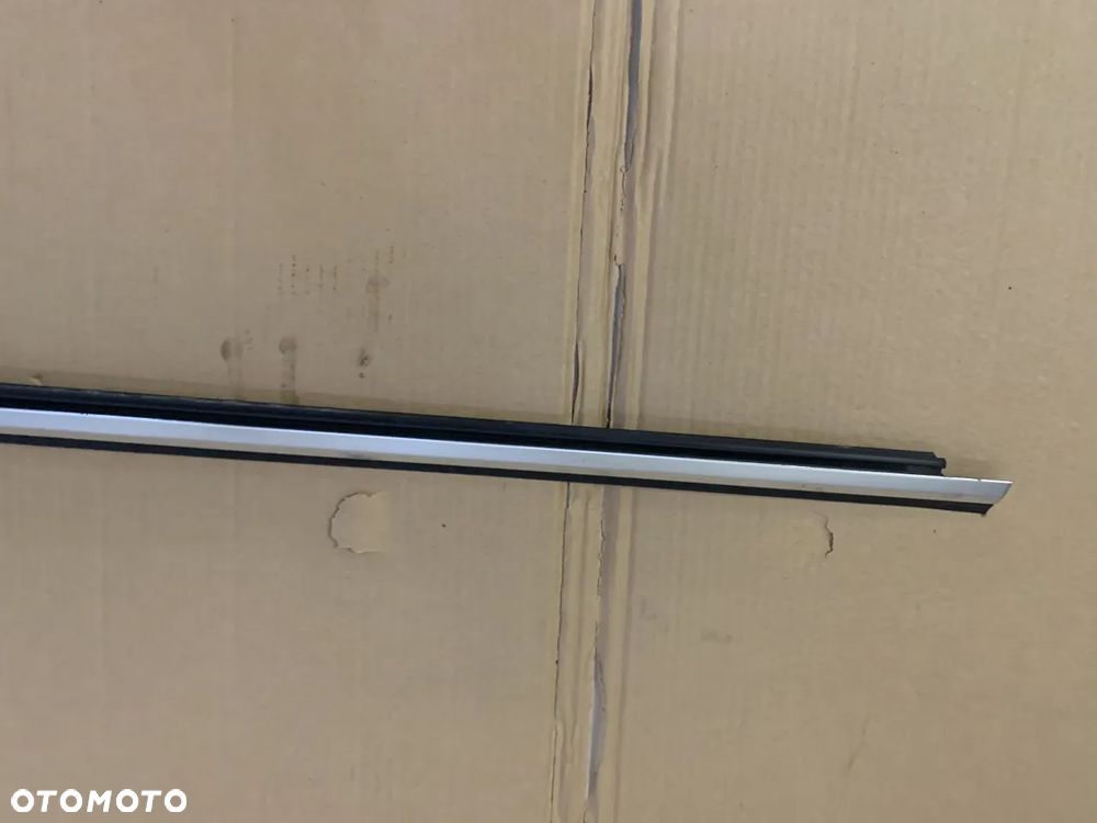 Listwa zgarniająca drzwi szyby prawy przód przednia prawa chrom VW EOS 1Q0853956D - 2