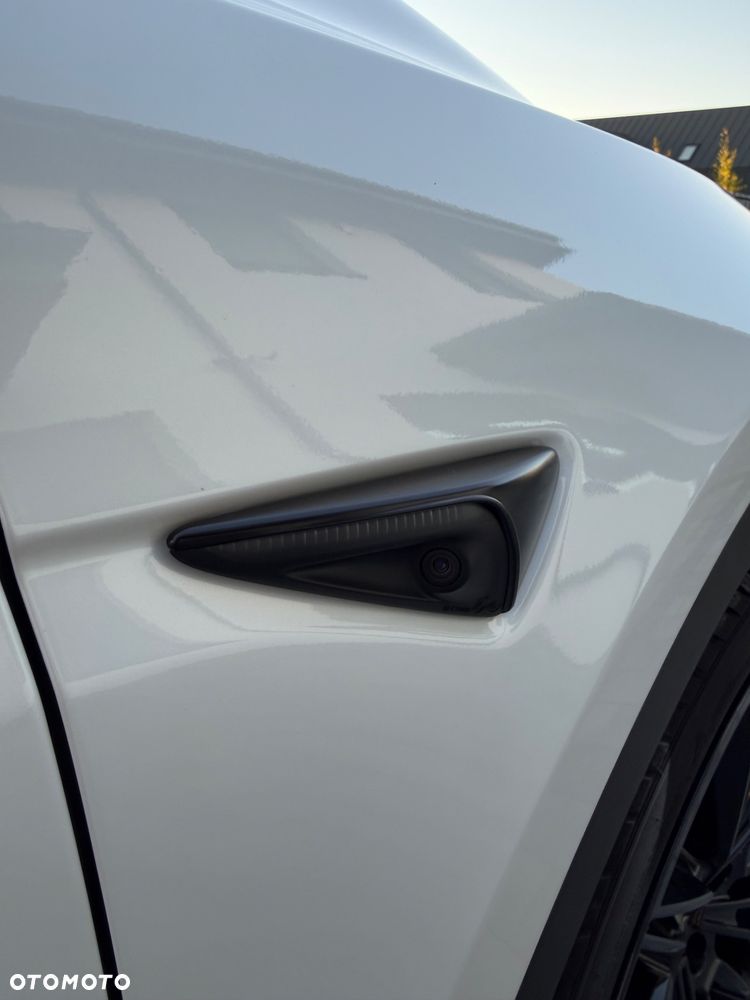 Tesla Model Y Performance AWD - 11