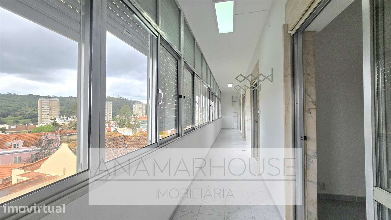 T2 Remodelado com Varanda de 18m² e Vista Monsanto | São Domingos de B - Grande imagem: 2/19