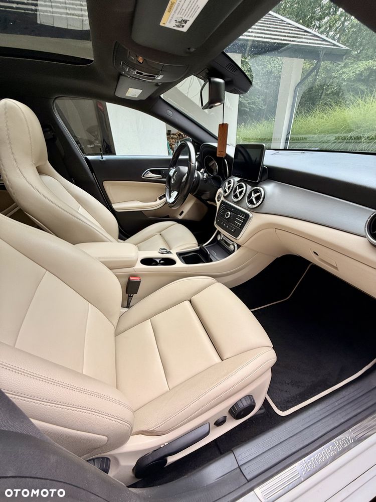 Mercedes-Benz CLA 250 7G-DCT Urban - 11