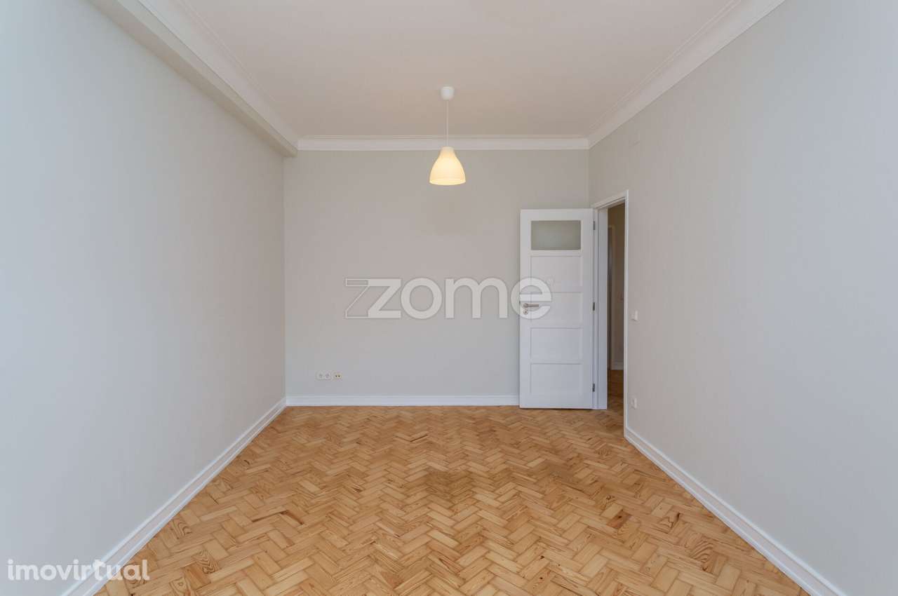 T2 com 76m2 – junto à Estação de São Pedro do Estoril - Grande imagem: 4/35