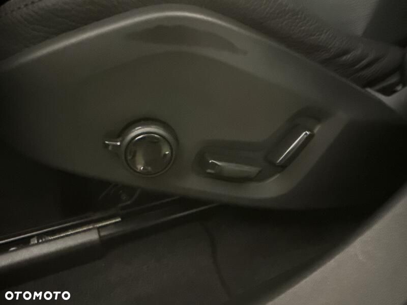 Volvo XC 60 B4 D AWD Plus Dark - 19