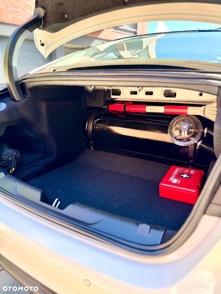 Jaguar XE 2.0 T Prestige - 23